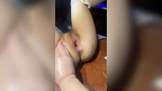 Vợ bạn bú cu lút cán cặc tôi trên ô tô móc lồn chảy nước dâm đãng