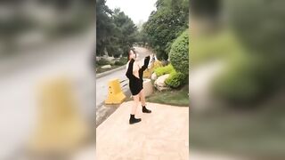 bé rau non tơ nứng lồn thủ khỏa thân đường phố cho người lạ xem