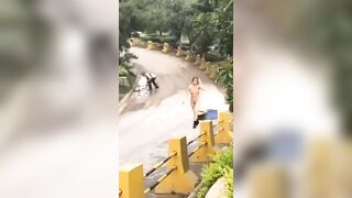 bé rau non tơ nứng lồn thủ khỏa thân đường phố cho người lạ xem
