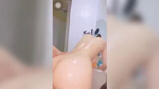 Vô đụ nhỏ bạn thân đang tắm nó không kịp trở tay
