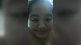 Em gái chubby khoe vú khoe lồn