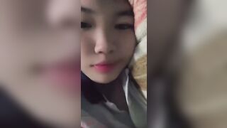 geeh dâm vú to em đang tự nghịch cặp vú của em