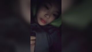 geeh dâm vú to em đang tự nghịch cặp vú của em