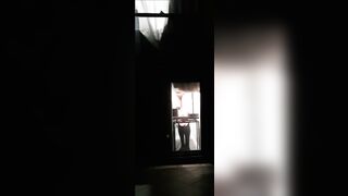 Một nữ sinh viên đại học đã cởi quần lót ngay trước cửa sổ ký túc xá của mình