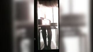 Một nữ sinh viên đại học đã cởi quần lót ngay trước cửa sổ ký túc xá của mình
