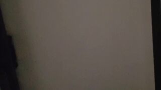 Một người hàng xóm nữ đang khỏa thân và kéo rèm lại.