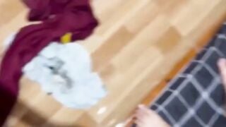 Em họ tranh thủ thủ dâm bị anh phát hiện đè đụ quá dễ
