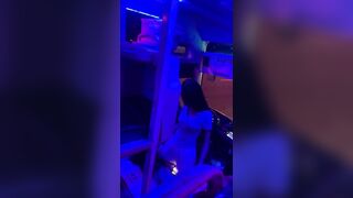 làm gì khó coi vậy gái