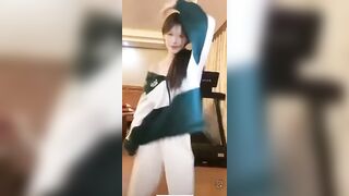 Sự cố Trên Livestream, Làm Gái Xinh Lộ Núm Vú Mà ko bt