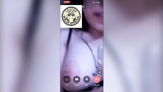 Em ghệ 2ka8 video call cùng thằng bồ để tự sướng