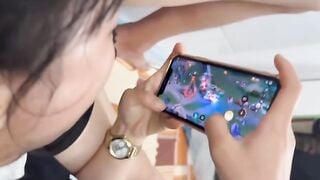 Vừa chơi game vừa ngậm cặc cho anh họ