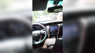 vừa lái xe vừa được em người yêu dâm bú cu cho thì sướng nhất rồi