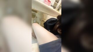 Bé slave xinh ngoan đang ăn vẫn chổng mông cho boss đụ P1