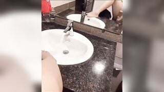 Chị dâu nứng lồn kêu em trai vô toilet cúi xuống bú cho chị ra