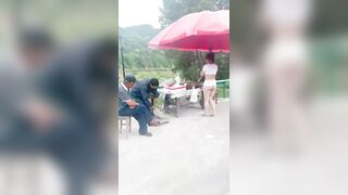 E TRUNG K MẶC QUẦN LÓT ĐI MUA HÀNG, KHOE BƯỚM TRƯỚC MẶT NG LẠ