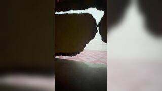 Quay lén chị dâu đi vệ sinh khi cửa nhà vệ sinh bị hỏng lũng lỗ