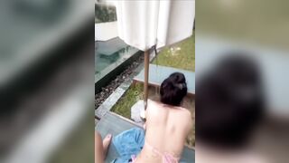 Em người yêu đi biển , bị anh đụ bên hồ bơi 2