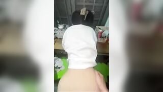 Mưa quá em teen love 10 cho địt để trú mưa, lồn non khít vãi đái