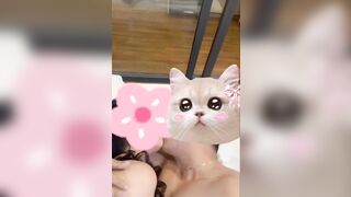 Vô phòng đúng lúc cô bạn thân đang thay đồ