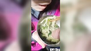 Độc lạ Bình Dương, em gái ăn mì còn lấy thằng nhỏ anh chấm vào nước để mút
