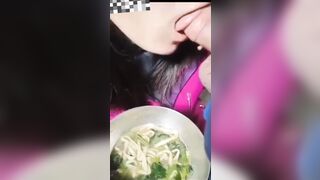Độc lạ Bình Dương, em gái ăn mì còn lấy thằng nhỏ anh chấm vào nước để mút