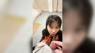 Đang đi chơi thì nứng nên kéo người yêu vào wc cho em nó bú cu