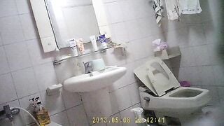 Thanh niên đặt cam quay lén nhà tắm lấy clip em kế tắm