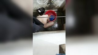 Quay lén cô giáo tắm