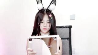 em thỏ thủ dâm