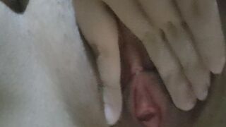 Khoe bướm non hồng đang mọc lông lại