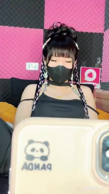 Em gái livestream FB
