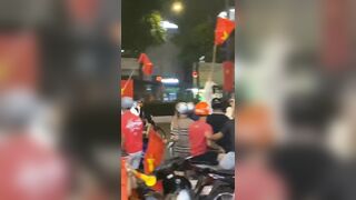 2 quả bóng đi bão