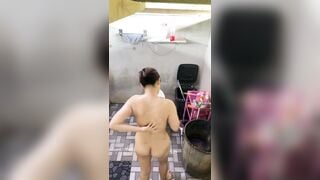 Quay lén em vợ vú to tắm nhìn ngon vkl chị muốn địt luôn