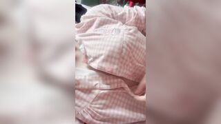 Đằng sau bộ đồ ngủ là SIÊU PHẨM VÚ
