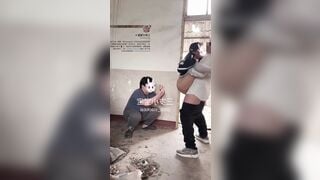 Em hs loli ngây thơ bị 2 tên biến thái bụng bự hôi hám dắt vào nhà hoang đè e ra đụ