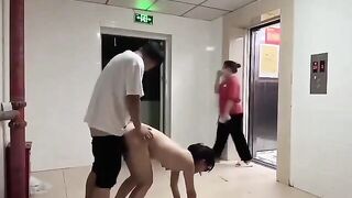 Đang đụ em họ ngoài hàng lang thì chị hàng xóm đi ra