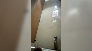 Quay lén được thiên kim tiểu thư đi đái thật sự xứng đáng.