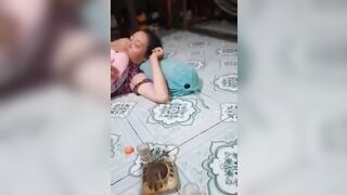 Nhìn mẹ vợ bị các ông chú xúm lại bú lồn khi đang nhậu