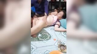 Nhìn mẹ vợ bị các ông chú xúm lại bú lồn khi đang nhậu