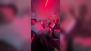 Anh chàng nhỏ rất ngại ngùng... Anh ấy nói chơi nữa thì sẽ chơi trò ￼ rồi... !~