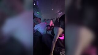 Anh chàng nhỏ rất ngại ngùng... Anh ấy nói chơi nữa thì sẽ chơi trò ￼ rồi... !~