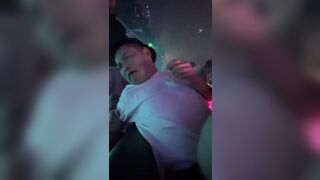 Anh chàng nhỏ rất ngại ngùng... Anh ấy nói chơi nữa thì sẽ chơi trò ￼ rồi... !~
