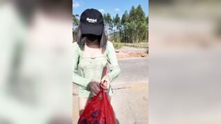 Không mặc đồ lót, em gái đi dạo khoe vú cho bác nông dân