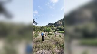 Không mặc đồ lót, em gái đi dạo khoe vú cho bác nông dân