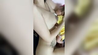 Tranh thủ vợ cho con bú anh chồng địt doggy đằng sau