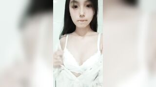 Xinh dễ thương cởi áo và xoa ngực