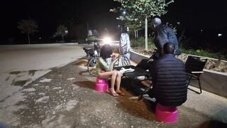 Em gái không mặc đồ lót đi ăn tối với người lạ