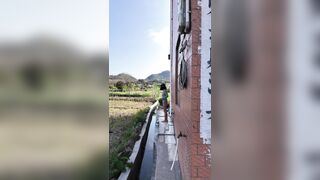 Em gái xinh vừa khoe vú vừa làm cỏ cùng bác nông dân