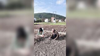 Em gái xinh vừa khoe vú vừa làm cỏ cùng bác nông dân