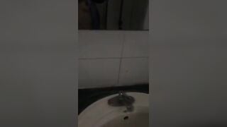 Cặp đôi trẻ 16 17t rủ nhau quay clip địt nhau trong WC công cộng
